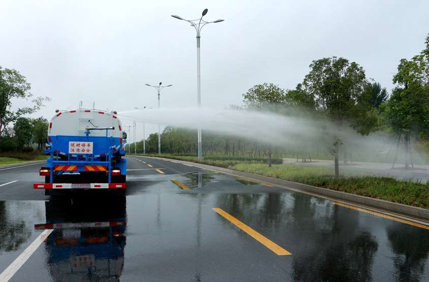 15方東風(fēng)霧炮灑水車頂噴功能演示